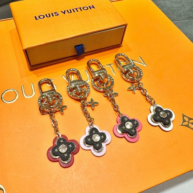配图片原版包装 Louis Vuitton官网m65216 Lv Facettes钥匙扣 这款lv Facettes钥匙扣和包饰采用优雅的多面设计 小颗莱茵石上